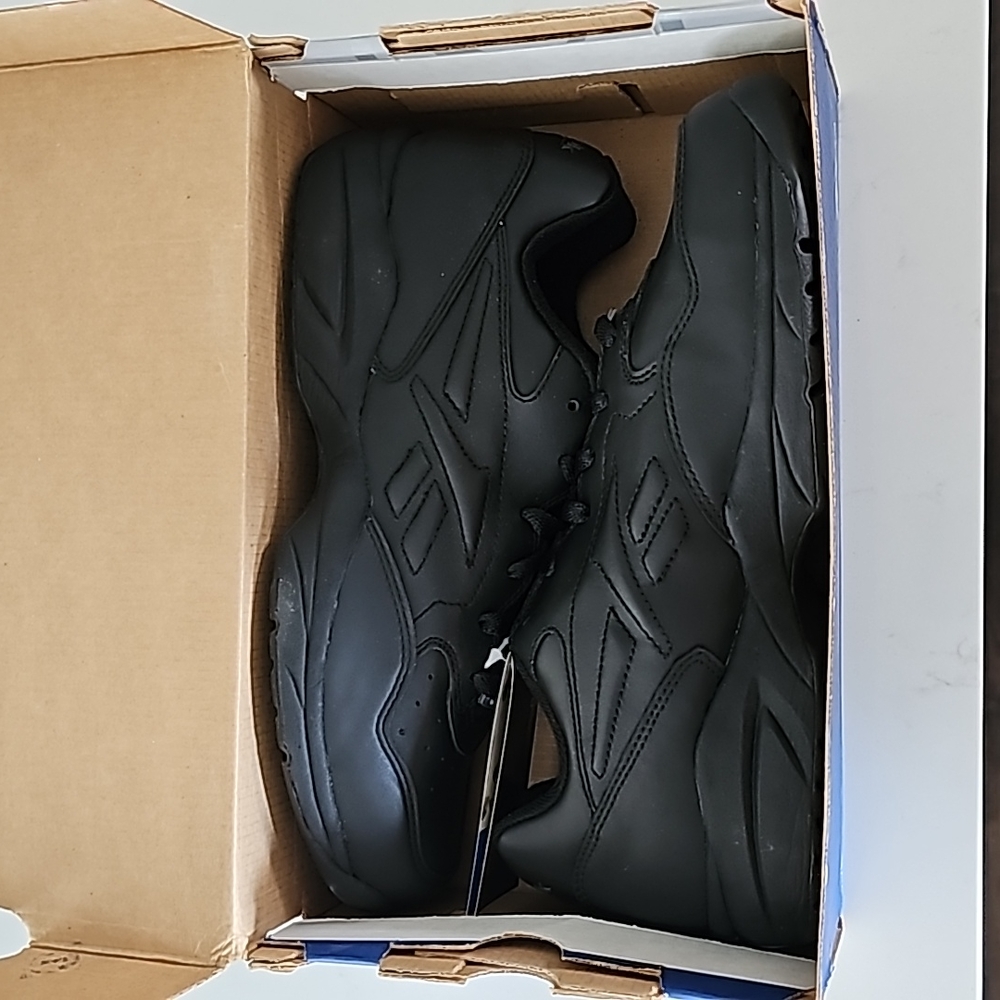 NIB Reebok Metro III Walking shoes in size 10us.
